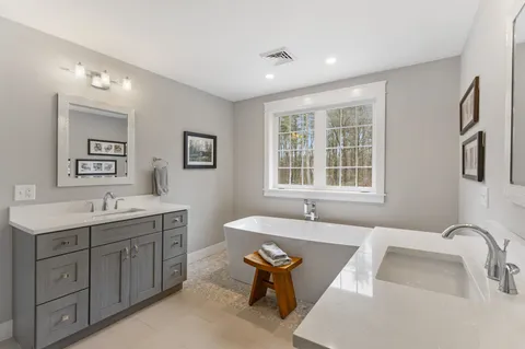 $2,100,000 | 14 Wiggin Way, Stratham, NH 03885