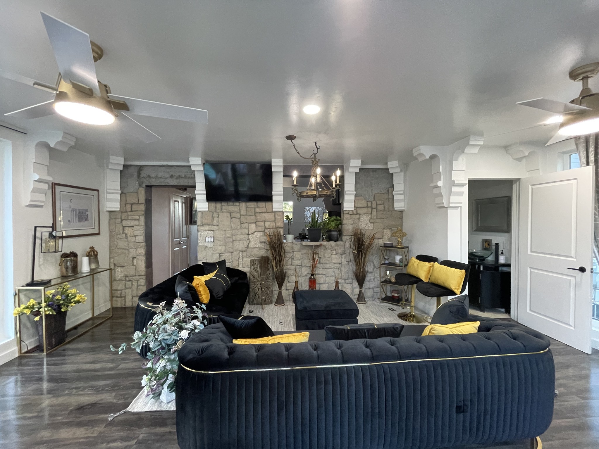 1150 Lafayette Road Clarksville, TN 37042 - Photo 8 of 24 a living room with furniture and a flat screen tv