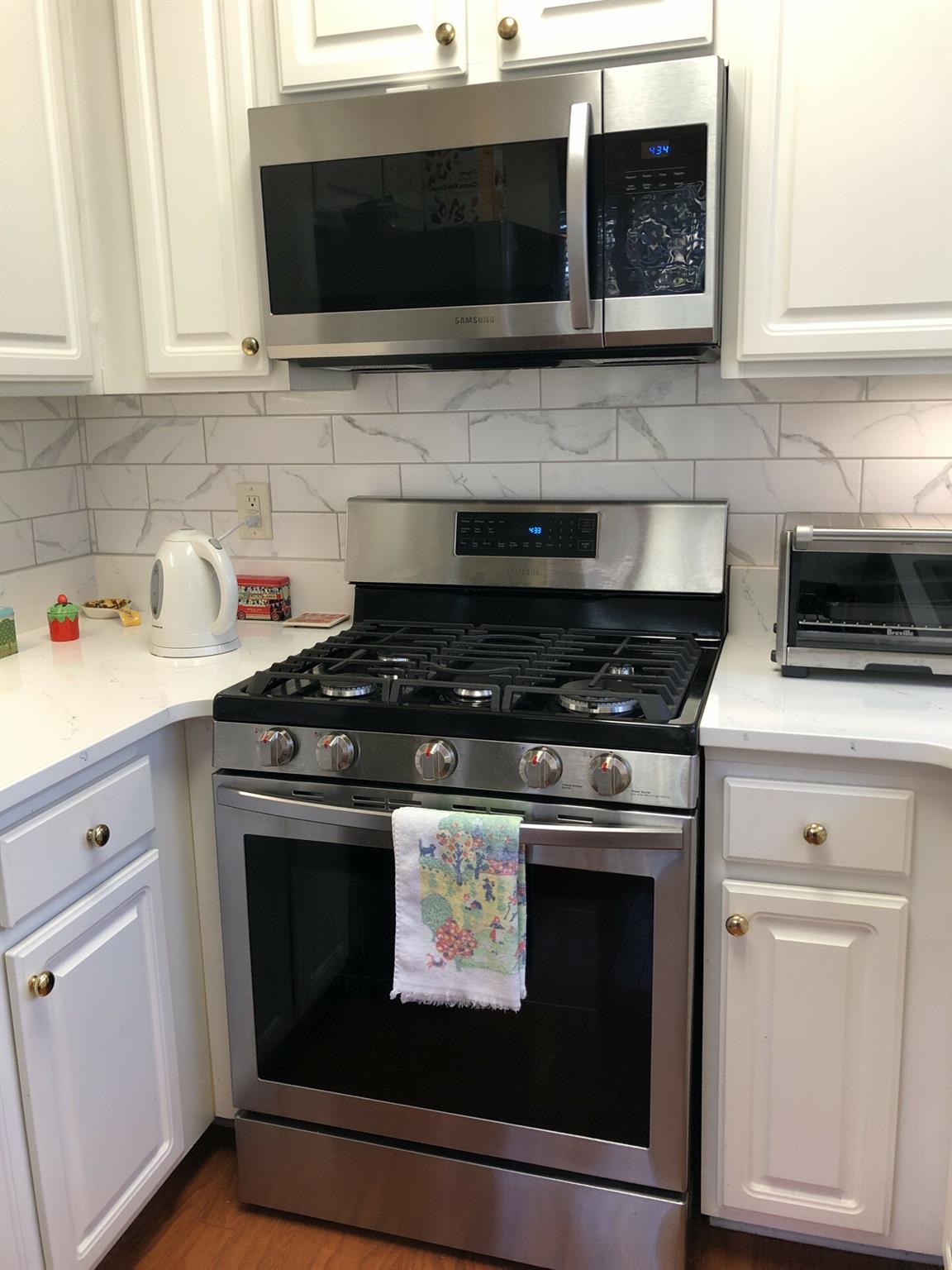 5601 Fairview Road, Unit 26 Charlotte, NC 28209 - Photo 10 of 22 a kitchen with microwave stove and cabinets