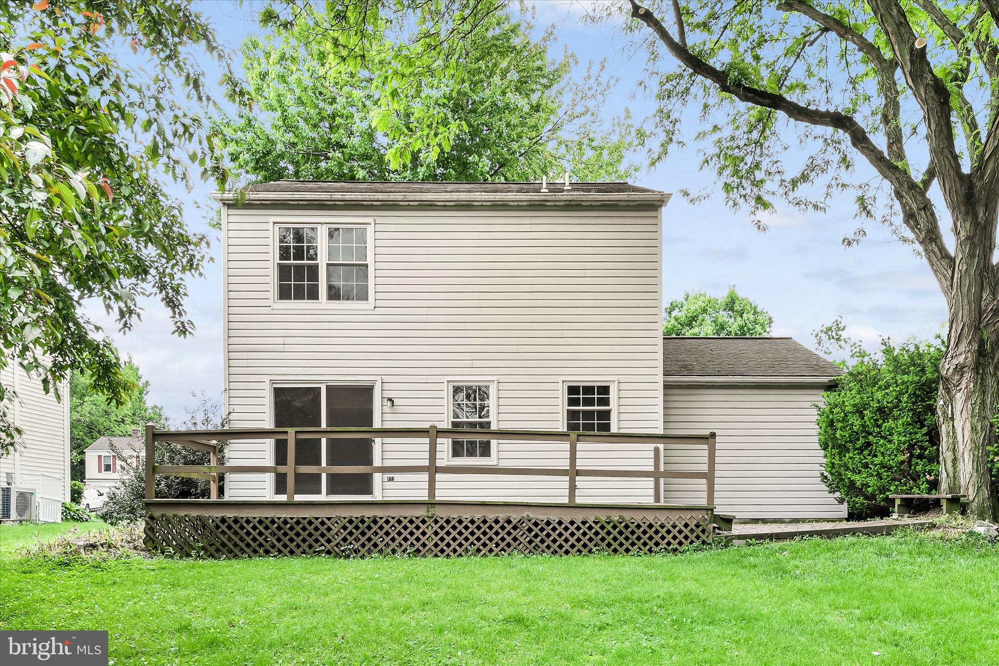 433 Springfield Court Lititz, PA 17543 - Photo 28 of 36 Exterior Back