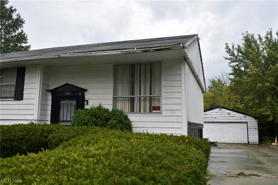 1550 Ferndale Avenue Southwest Warren, OH 44485 - Photo 2 of 20 View of front facade with garage