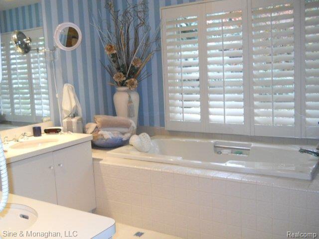 40 Colonial Road Grosse Pointe, MI 48236 - Photo 17 of 24 035