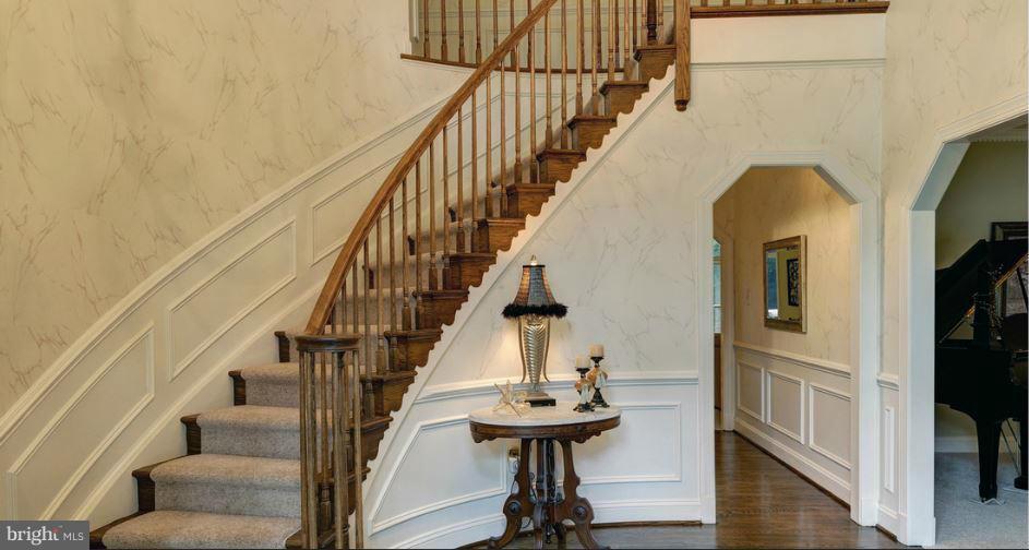 518 Post Oak Road Annapolis, MD 21401 - Photo 4 of 26 FABULOUS GRANDE STAIRCASE