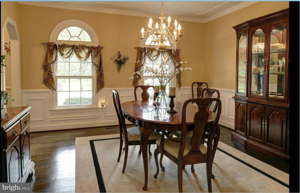 518 Post Oak Road Annapolis, MD 21401 - Photo 7 of 26 SUNLITE WITH HANDSOME HARDWOODS