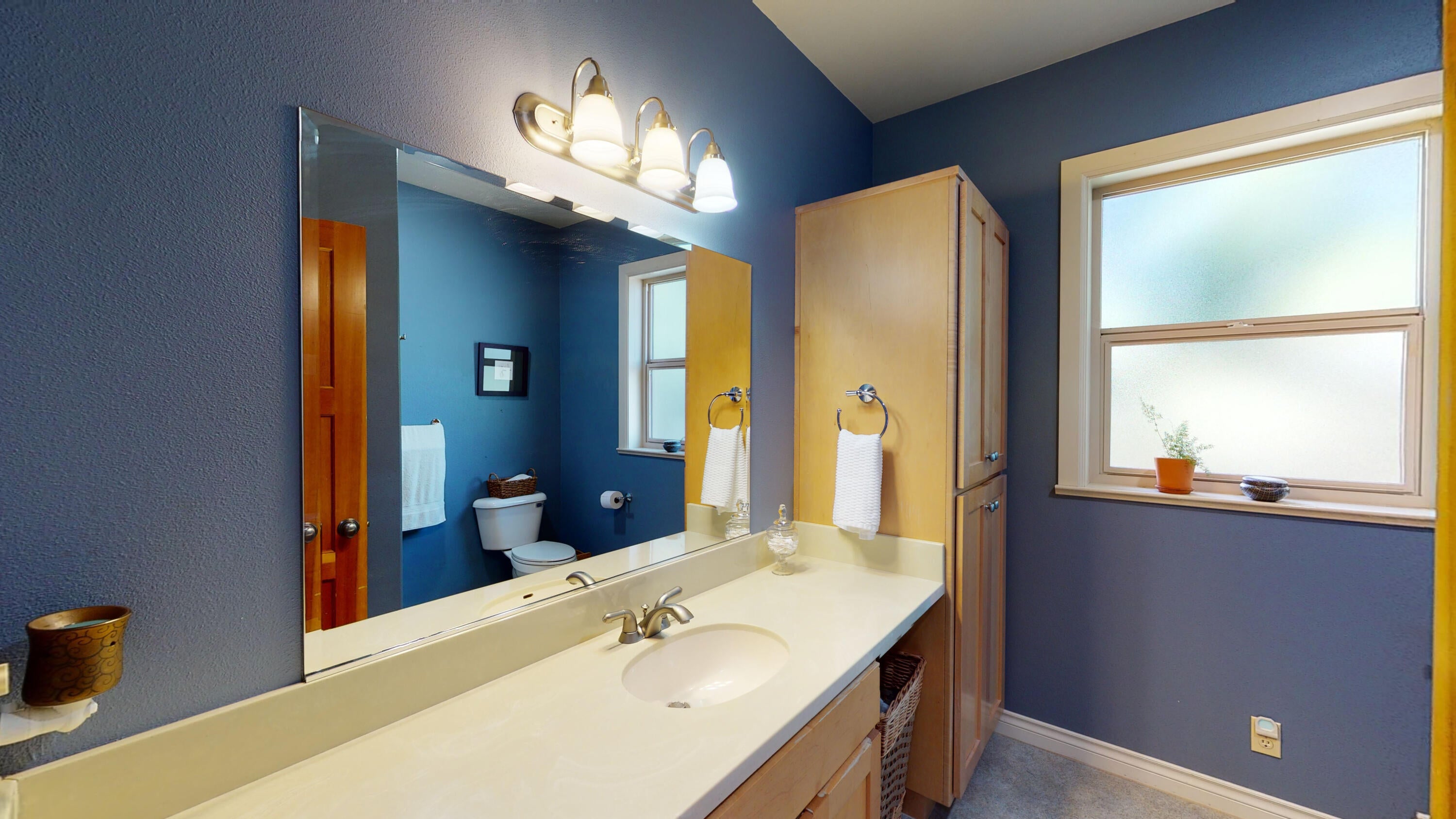 3315 Leonard Road Grants Pass, OR 97527 - Photo 29 of 86 Guest bathroom