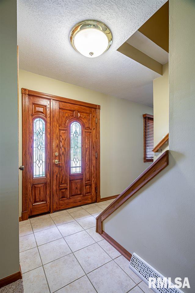 1095 Utica Ridge Court Bettendorf, IA 52722 - Photo 4 of 29 Gallery Image 4