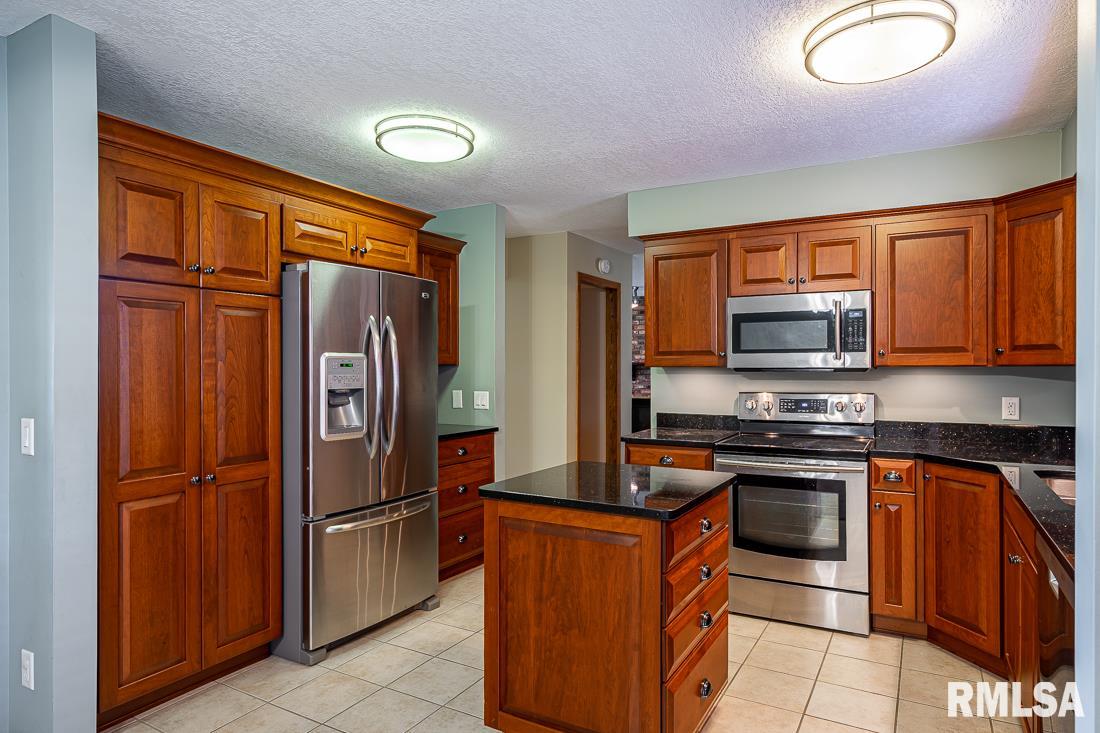 1095 Utica Ridge Court Bettendorf, IA 52722 - Photo 10 of 29 Gallery Image 10