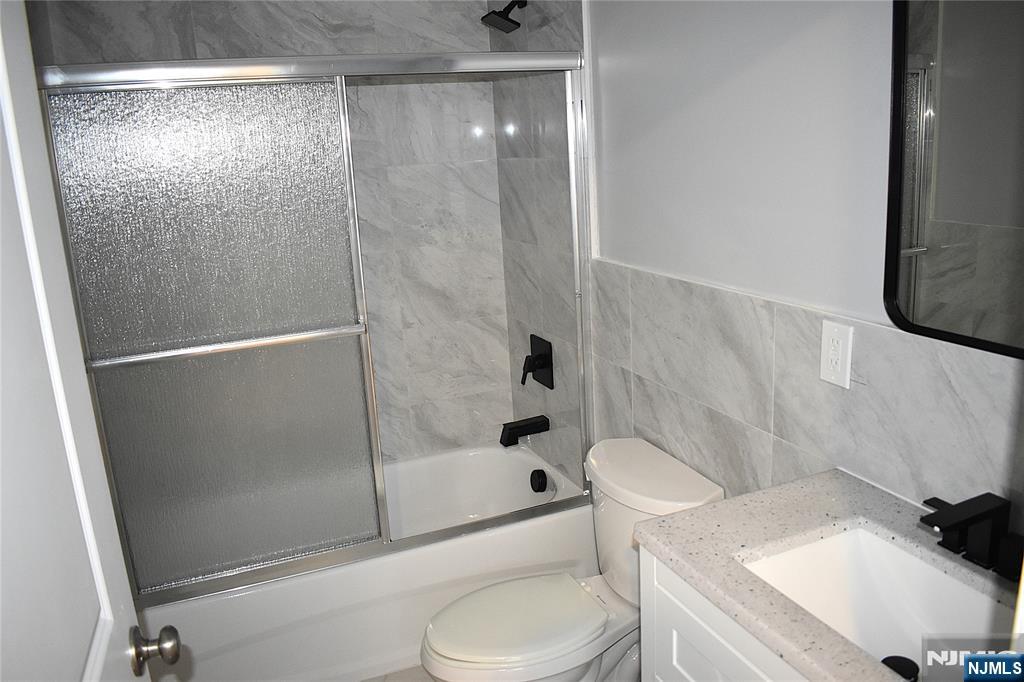 593 South 18th Street Newark, NJ 07103 - Photo 10 of 16 a bathroom with a toilet and a shower