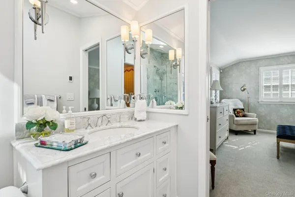 a en suite bathroom with sink and mirror