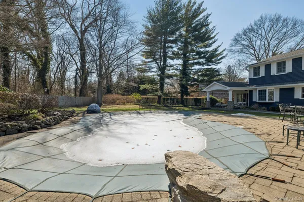 a view of a yard with a house