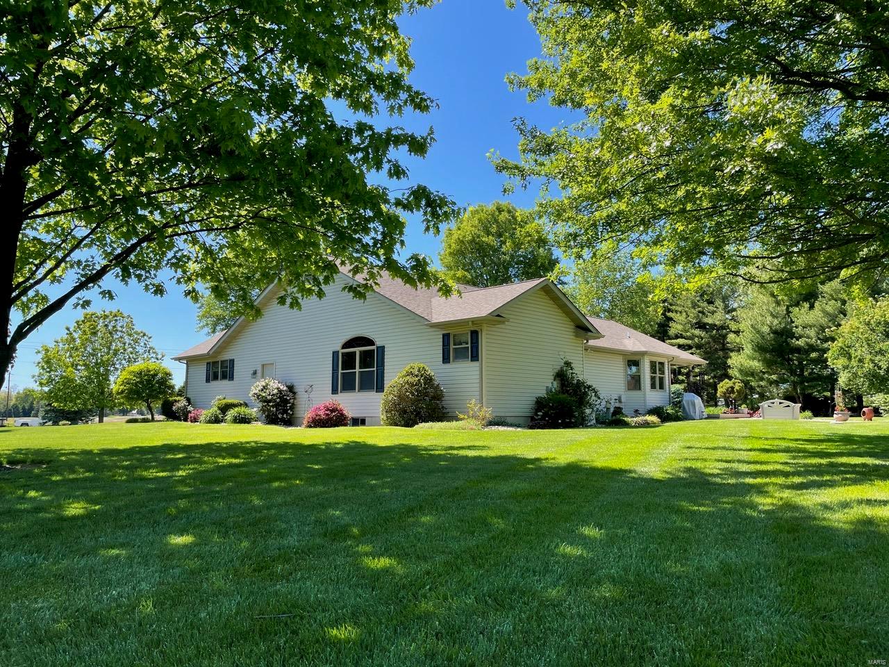 8415 East Mill Creek Road Troy, IL 62294 - Photo 3 of 43