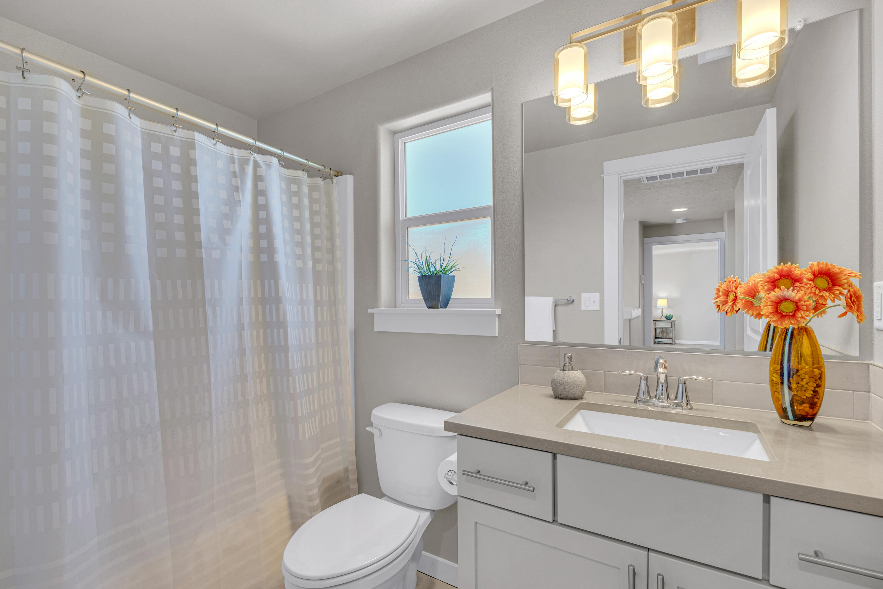 556 McKinney Ranch Road Sisters, OR 97759 - Photo 19 of 25 Guest bathroom