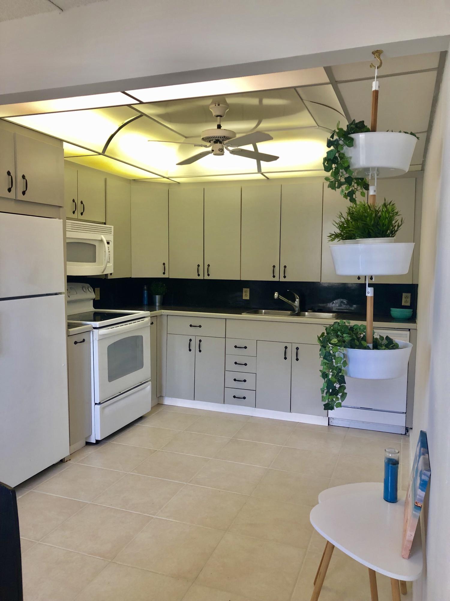 1078 Yarmouth C Boca Raton, FL 33434 - Photo 4 of 19 IMG_2498
