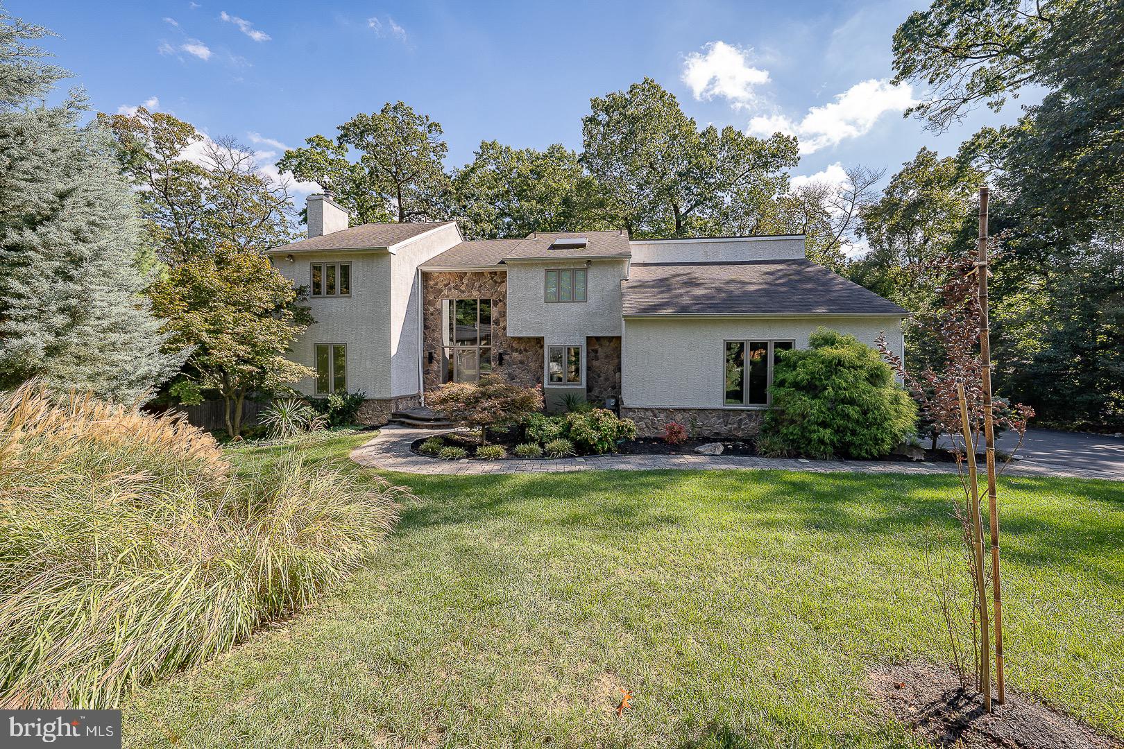 Welcome home to 820 Weadley Road!