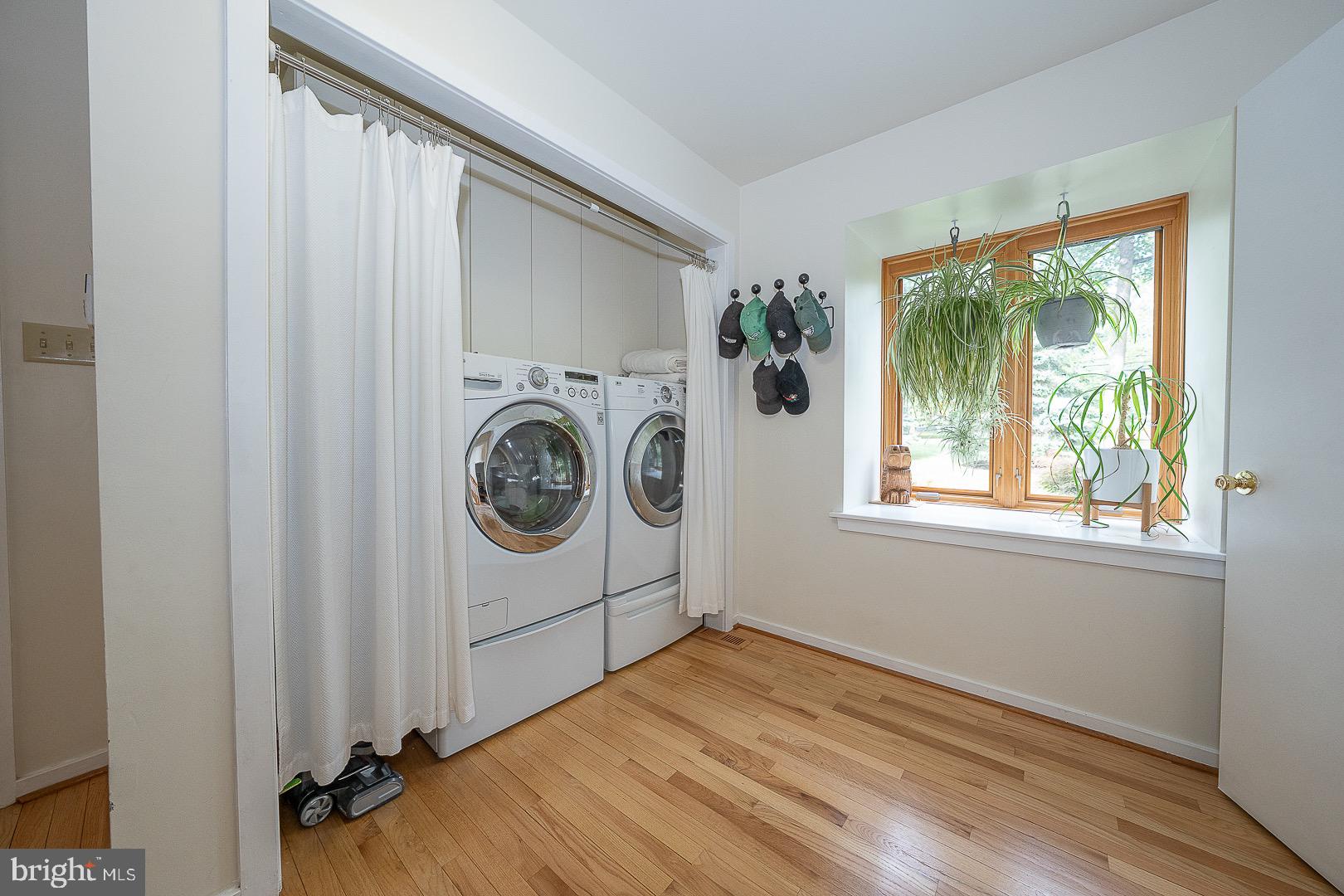 820 Weadley Road Radnor, PA 19087 - Photo 20 of 39 First Floor Mudroom/Laundry Room