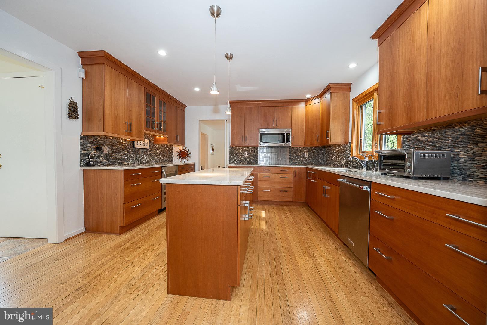 820 Weadley Road Radnor, PA 19087 - Photo 7 of 39 Tons of Kitchen storage