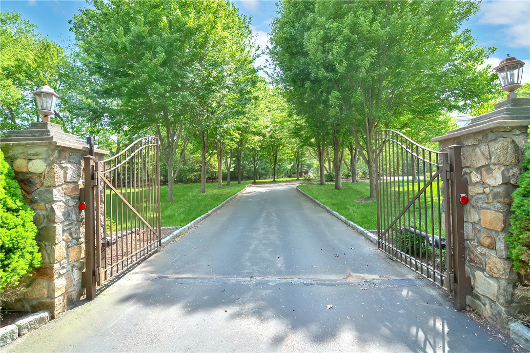 581 Pippin Orchard Road Cranston, RI 02921 - Photo 5 of 50