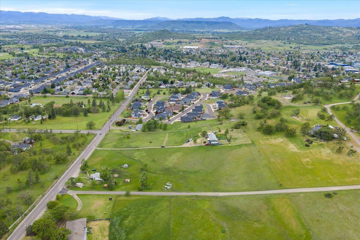 963 Stevens Road Eagle Point, OR 97524 - Photo 13 of 16 963 Stevens