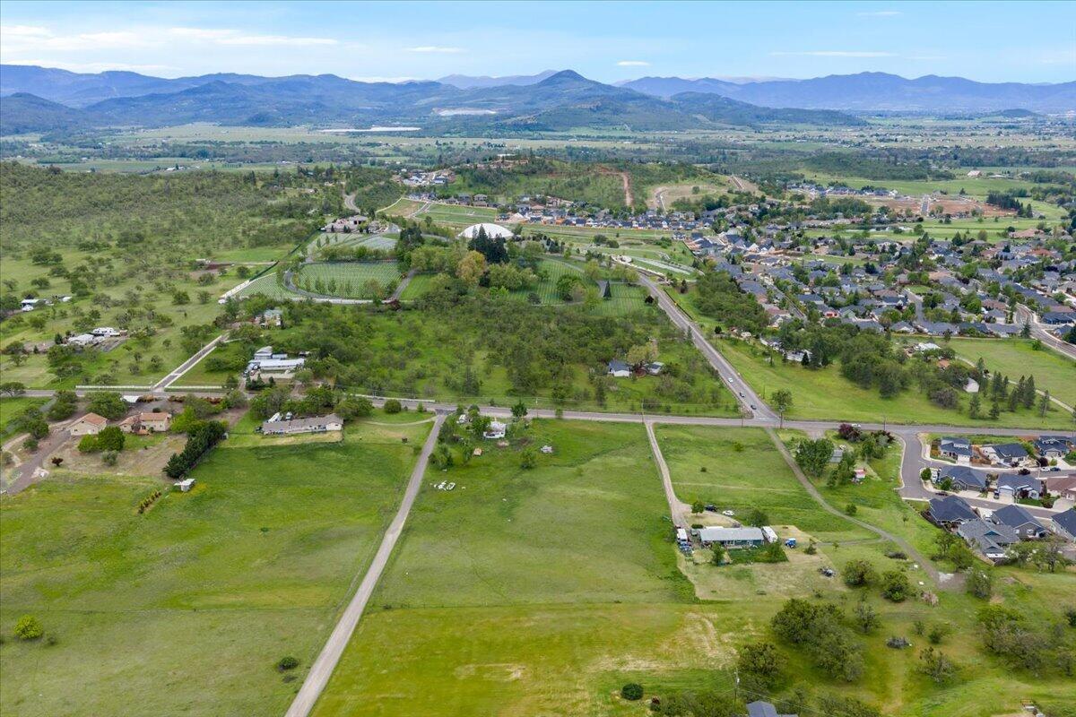 963 Stevens Road Eagle Point, OR 97524 - Photo 9 of 16 963 Stevens