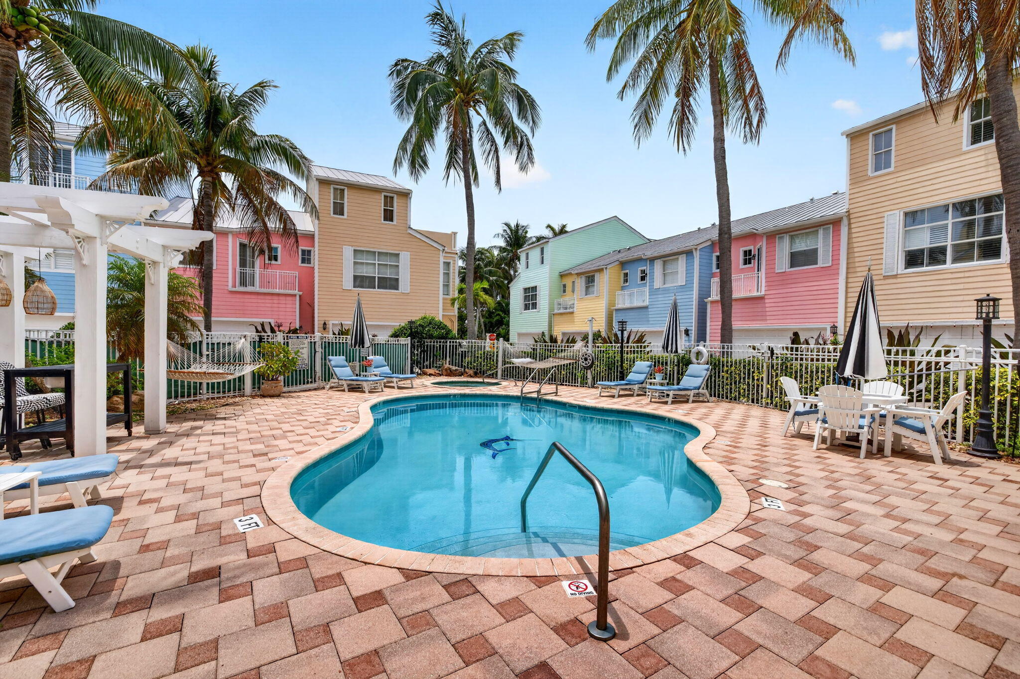 2860 Marina Circle Lighthouse Point, FL 33064 - Photo 30 of 37 Pool