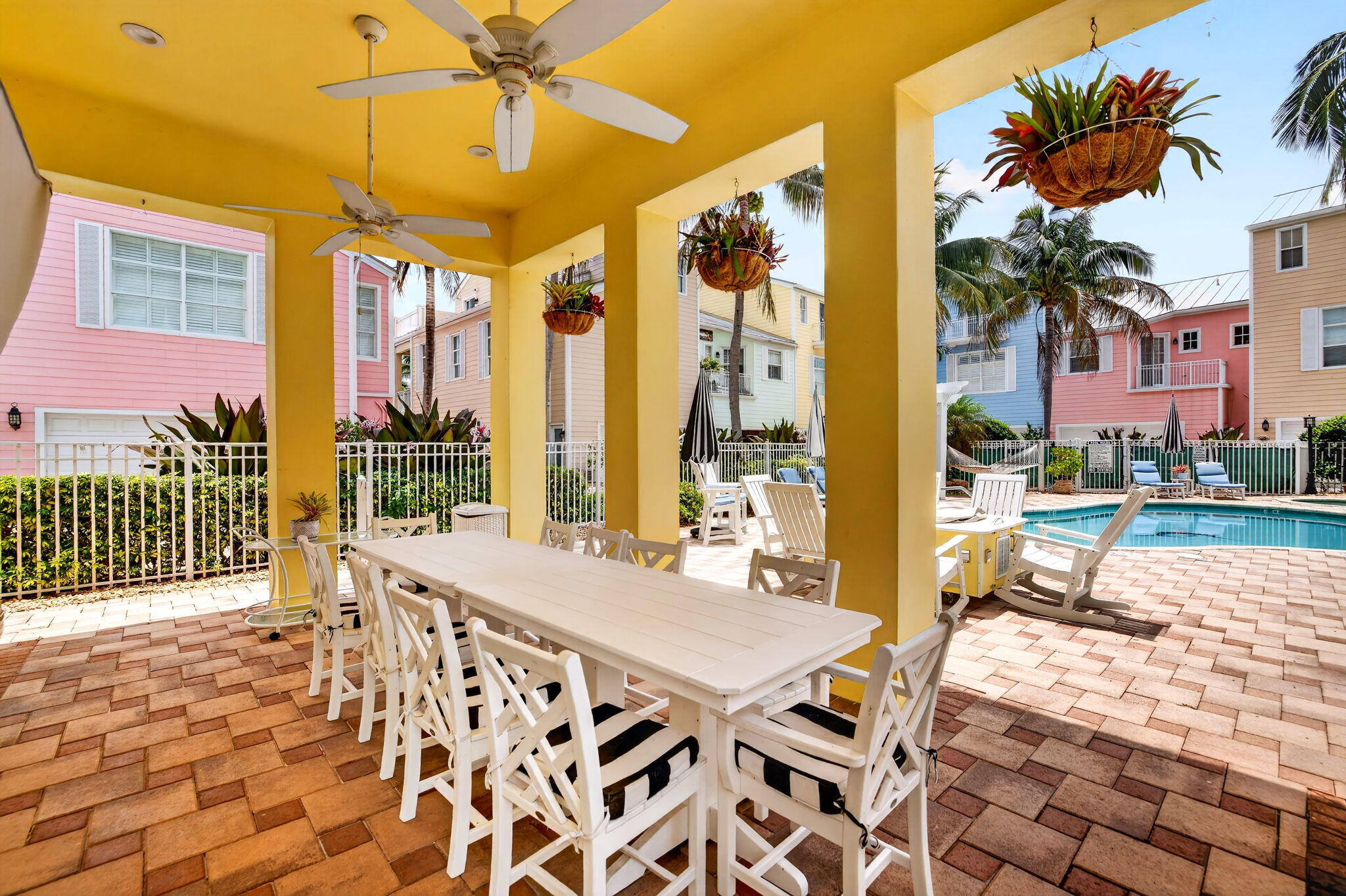 2860 Marina Circle Lighthouse Point, FL 33064 - Photo 33 of 37 Eating Area with Outdoor TV