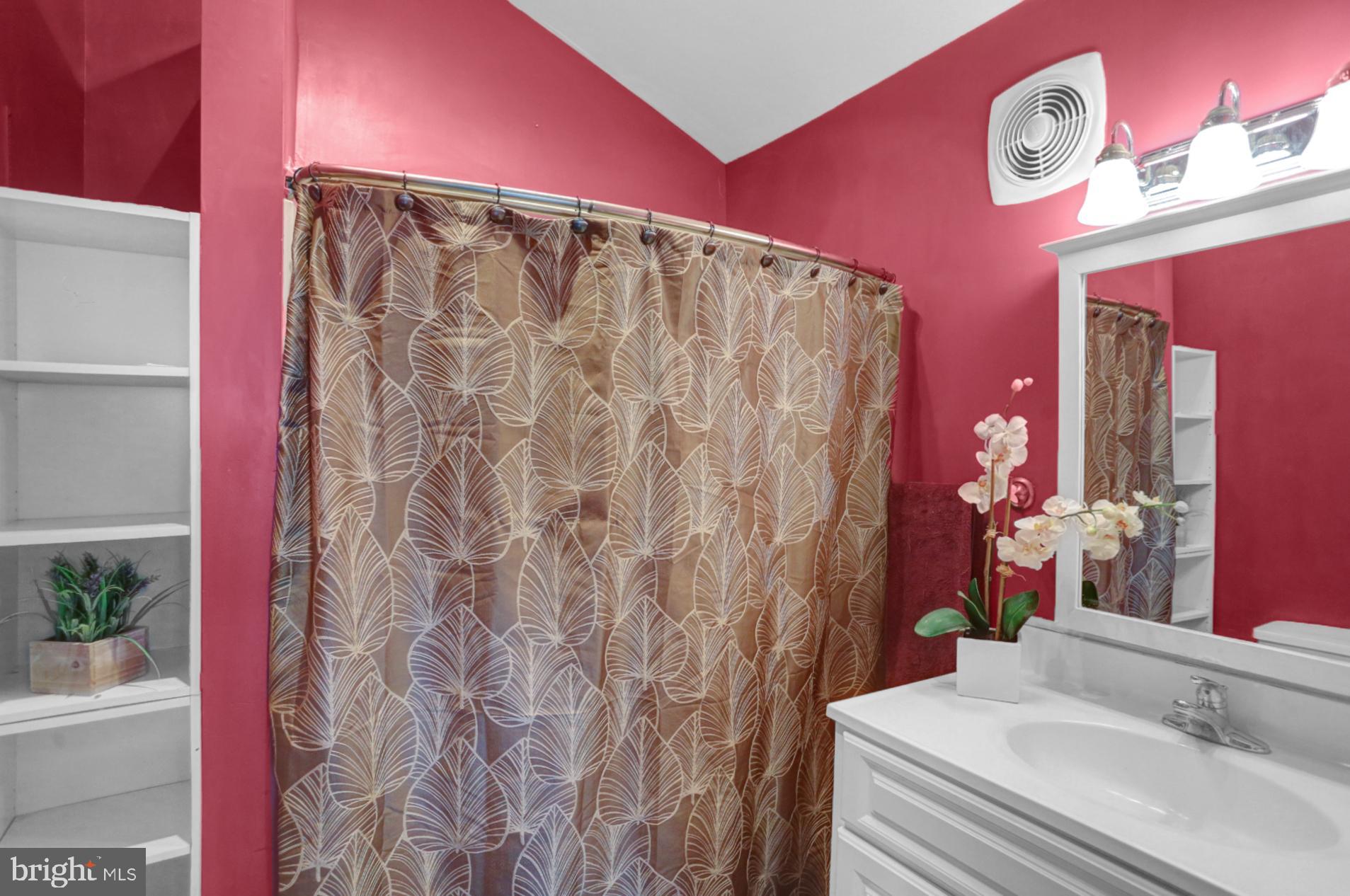 214 South Miller Street Reading, PA 19607 - Photo 12 of 34 Large bath on main level