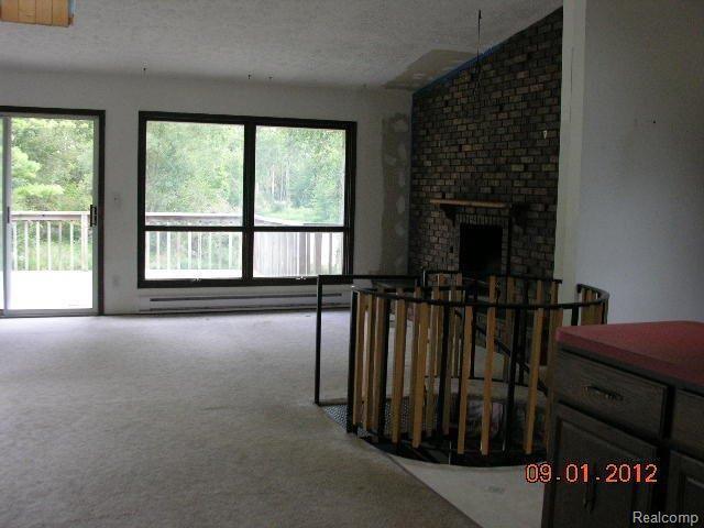 5042 Preston Road Howell, MI 48855 - Photo 5 of 10 livingrm.JPG