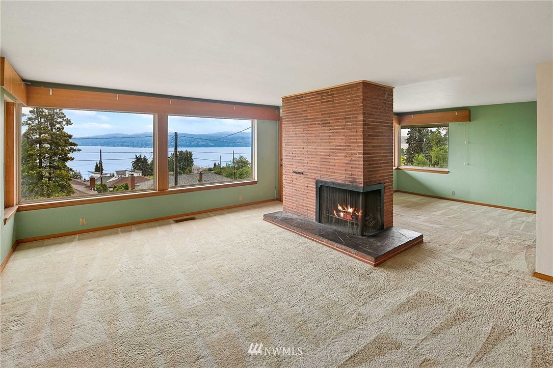 7724 South Sunnycrest Road Seattle, WA 98178 - Photo 7 of 21 en empty room with window and fireplace
