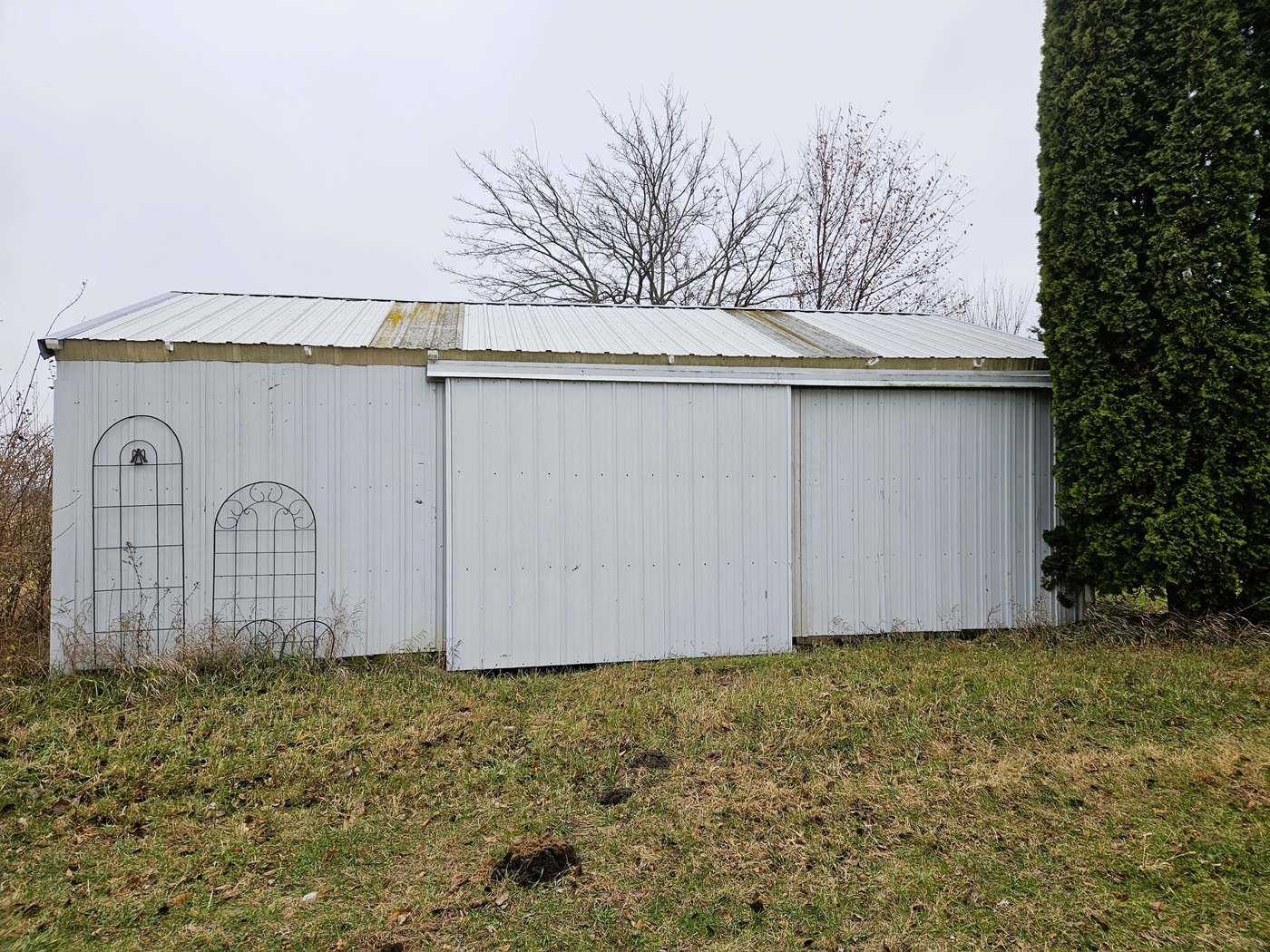 809 McCoy Road Amboy, IL 61310 - Photo 52 of 58 a front view of a house with garden