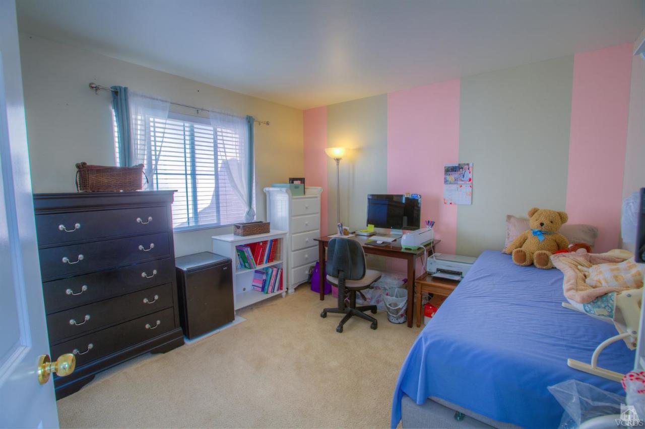 546 Morado Place Oxnard, CA 93030 - Photo 22 of 41 a bedroom with a workspace
