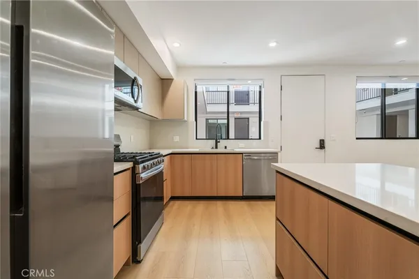$3,250 | 7510 Sepulveda Boulevard, Unit 204, Van Nuys, CA 91405