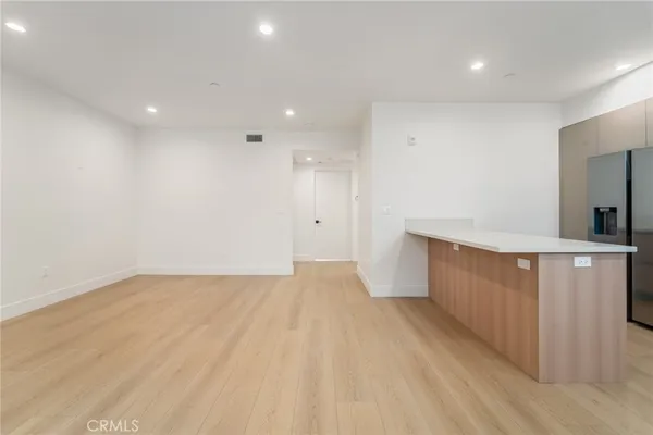 $3,250 | 7510 Sepulveda Boulevard, Unit 204, Van Nuys, CA 91405