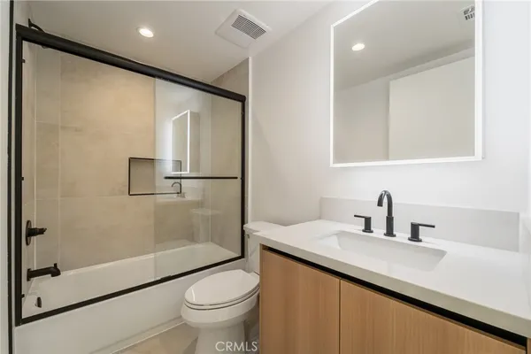 $3,250 | 7510 Sepulveda Boulevard, Unit 204, Van Nuys, CA 91405