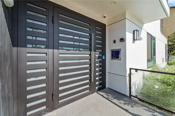 $3,250 | 7510 Sepulveda Boulevard, Unit 204, Van Nuys, CA 91405