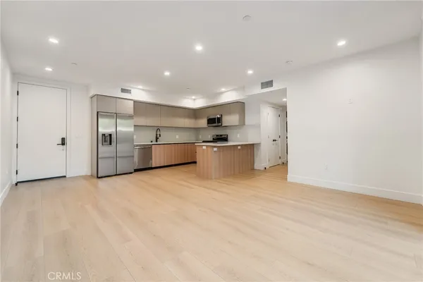 $3,250 | 7510 Sepulveda Boulevard, Unit 204, Van Nuys, CA 91405