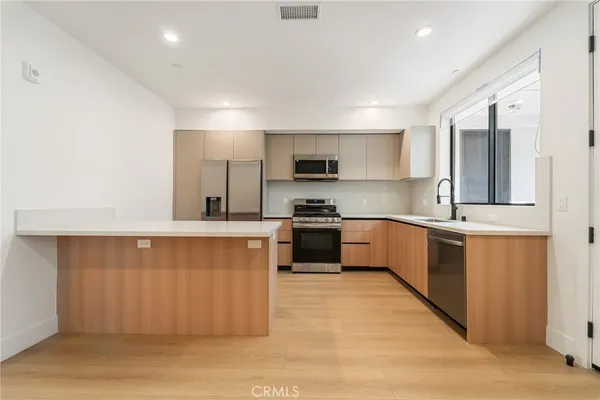$3,250 | 7510 Sepulveda Boulevard, Unit 204, Van Nuys, CA 91405