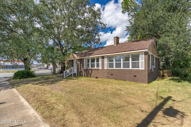 a view of a house with a yard