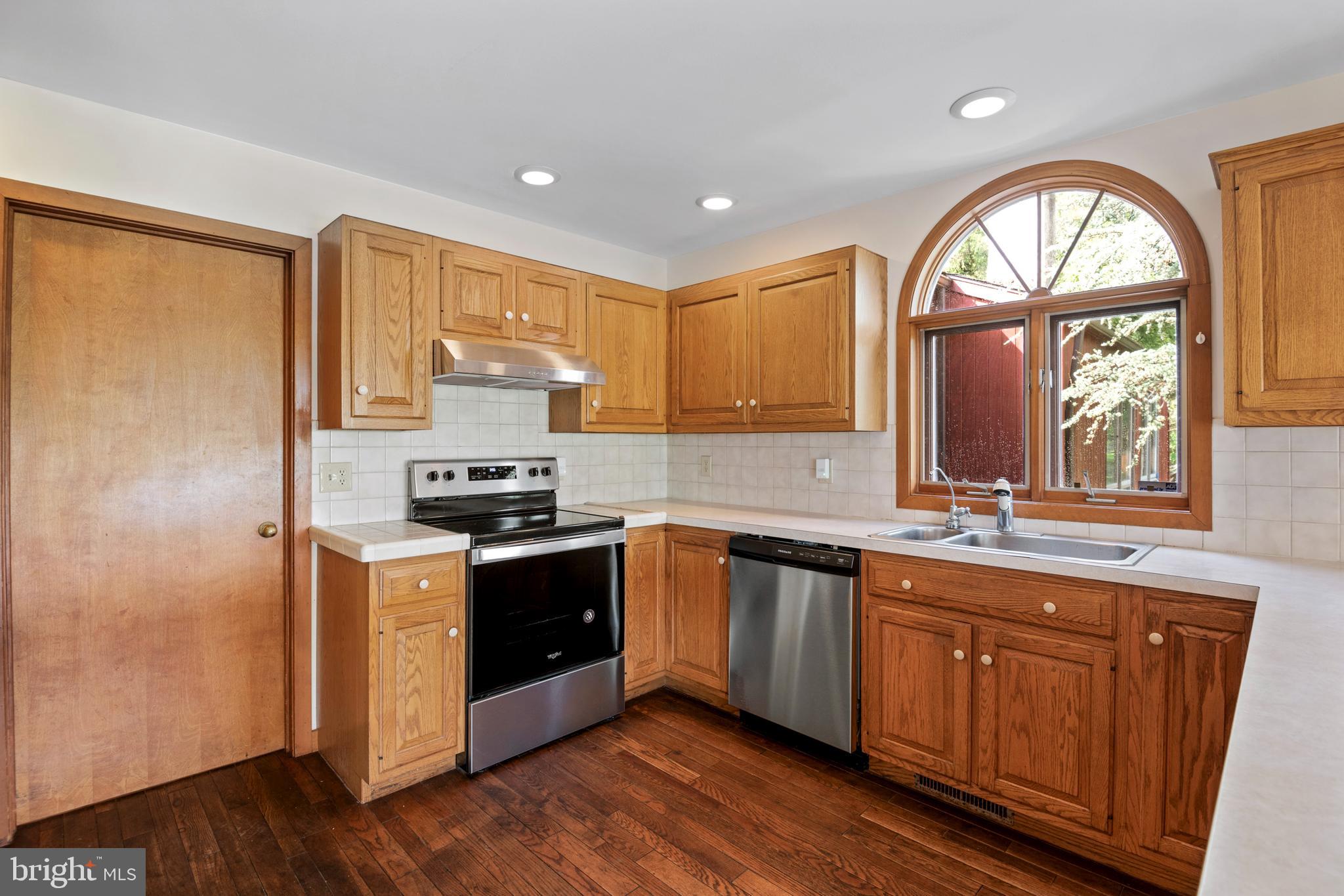 2796 Hill Road Reading, PA 19606 - Photo 8 of 56