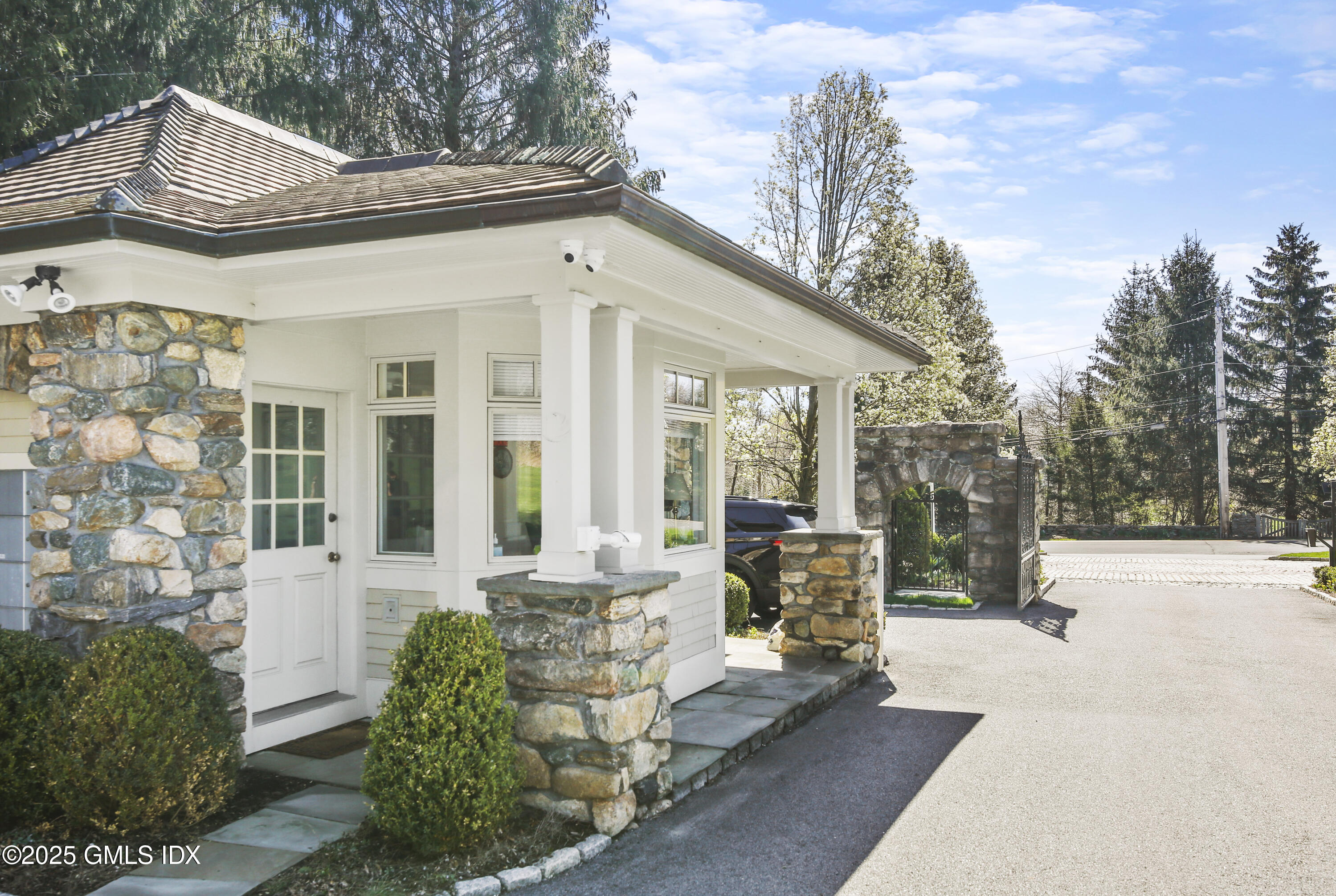 8 Chieftans Road Greenwich, CT 06831 - Photo 8 of 57 24/7 GUARD HOUSE