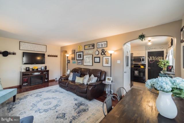 12012 Sewell Road Philadelphia, PA 19116 - Photo 4 of 28