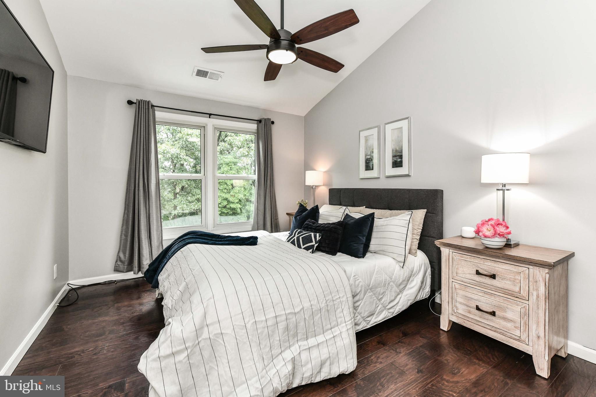 43792 Laburnum Square Ashburn, VA 20147 - Photo 18 of 46 Vaulted ceiling with ceiling fan