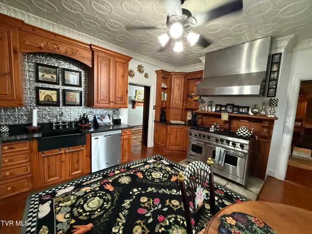 $749,900 | 1906 West G Street, Elizabethton, TN 37643