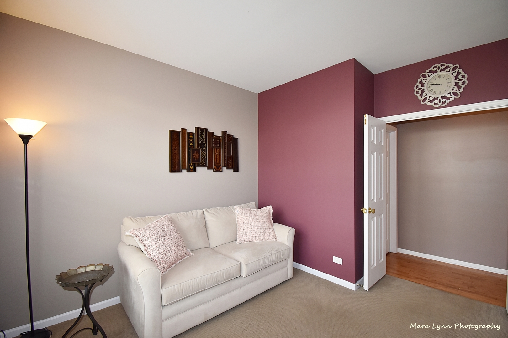 294 Sonora Drive Elgin, IL 60124 - Photo 18 of 40 a living room with furniture