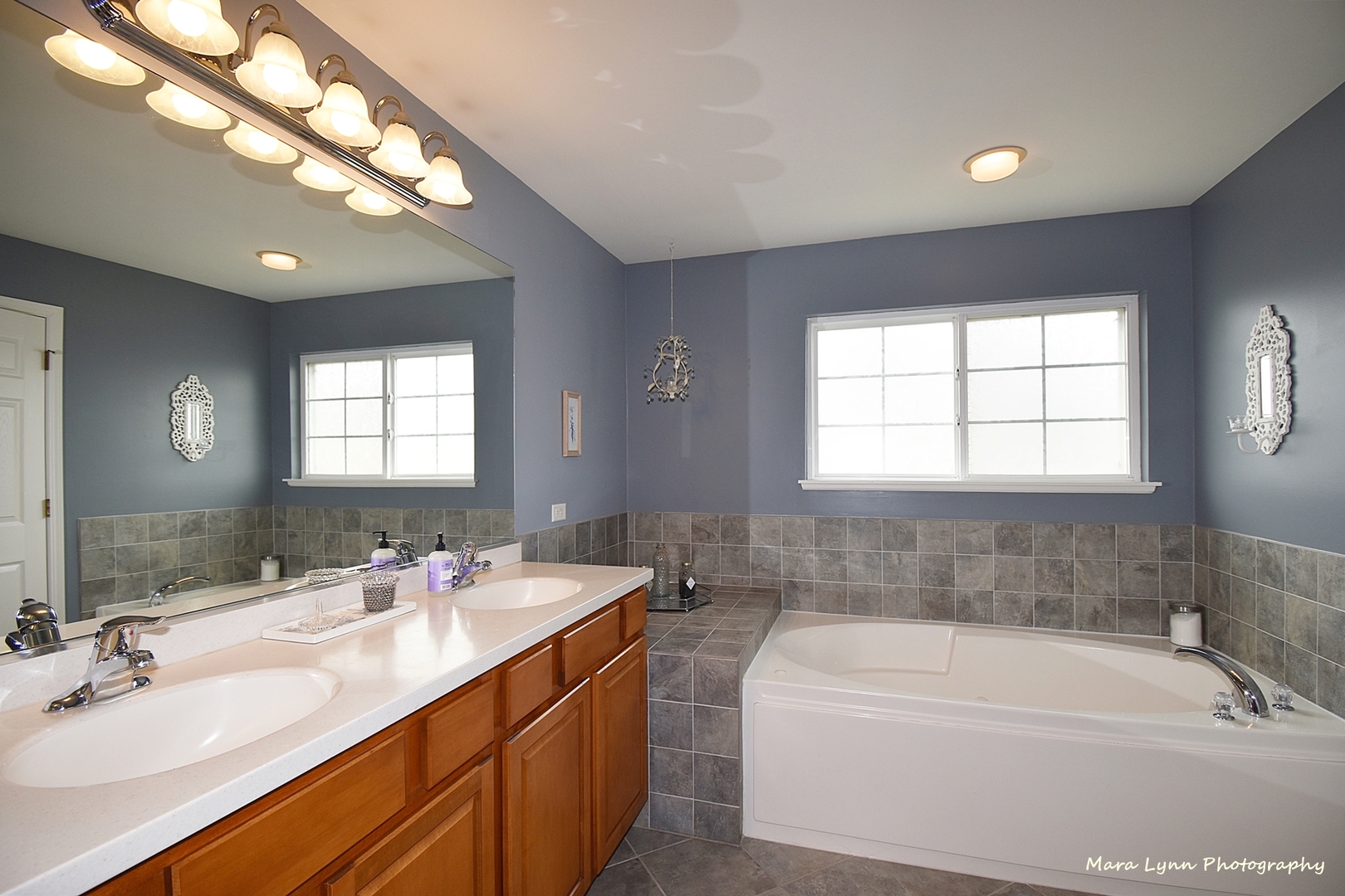 294 Sonora Drive Elgin, IL 60124 - Photo 21 of 40 a bathroom with a bathtub a sink and a mirror