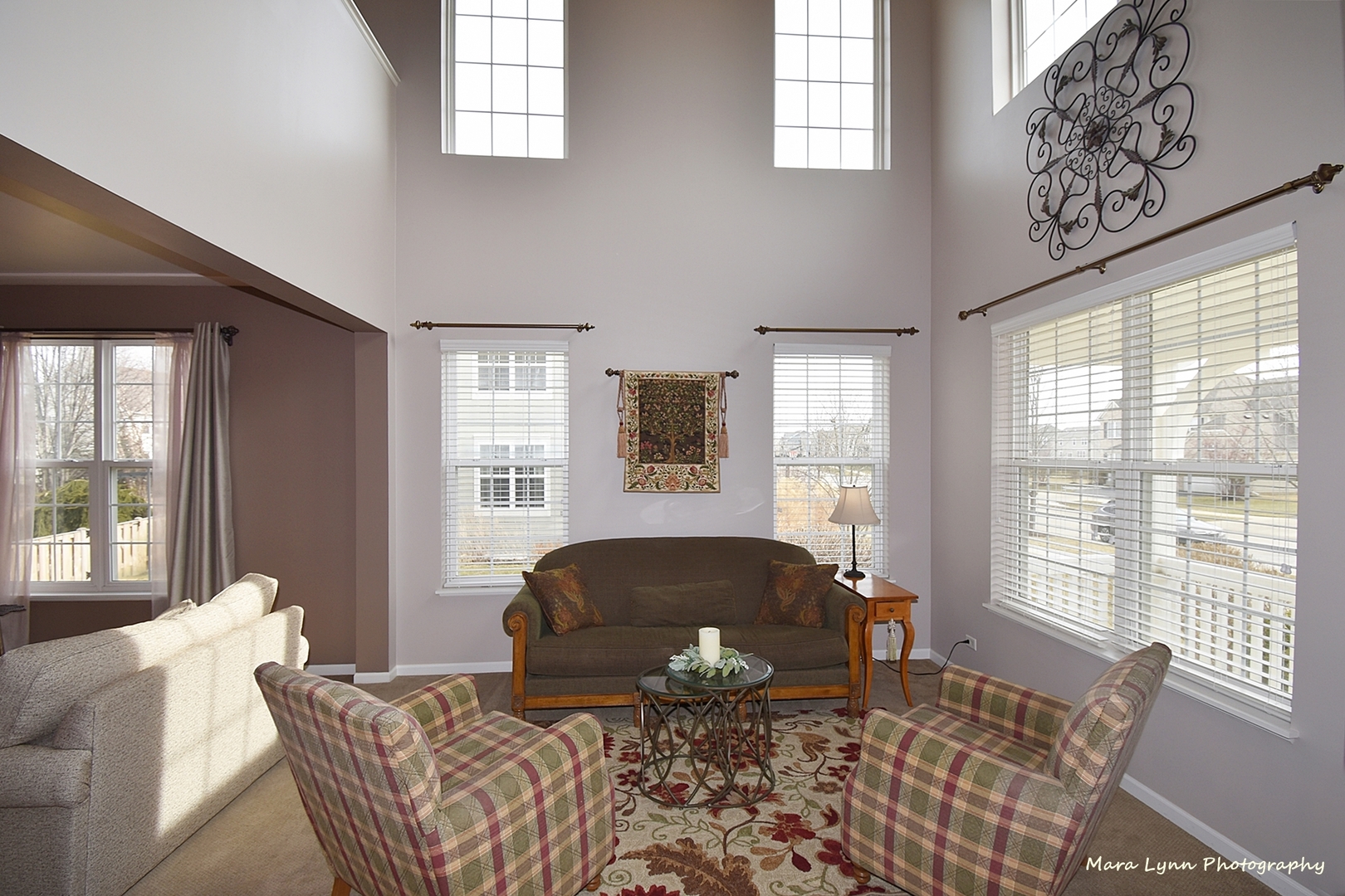 294 Sonora Drive Elgin, IL 60124 - Photo 4 of 40 a living room with furniture and windows