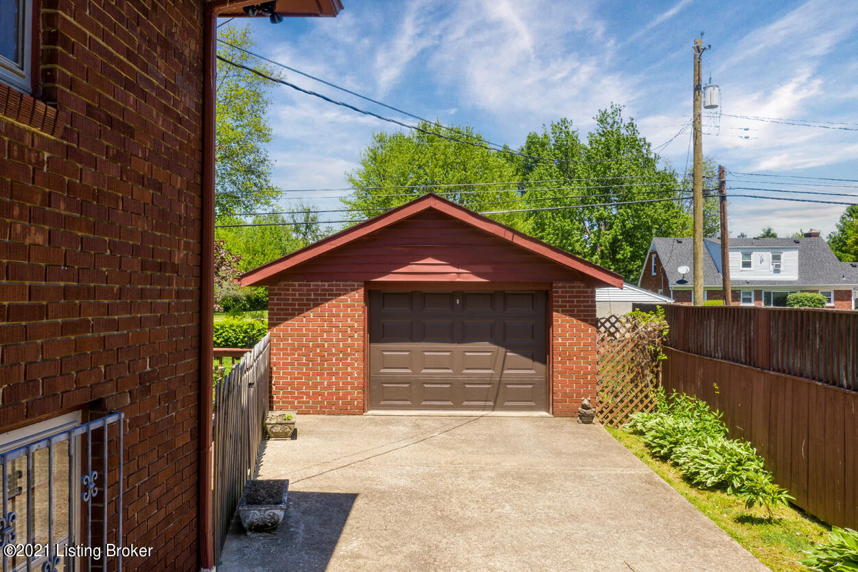 2196 Janlyn Road Louisville, KY 40299 - Photo 5 of 37 8