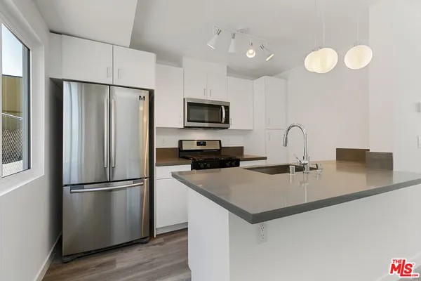 $2,095 | 6736 Woodley Avenue, Unit 15, Van Nuys, CA 91406