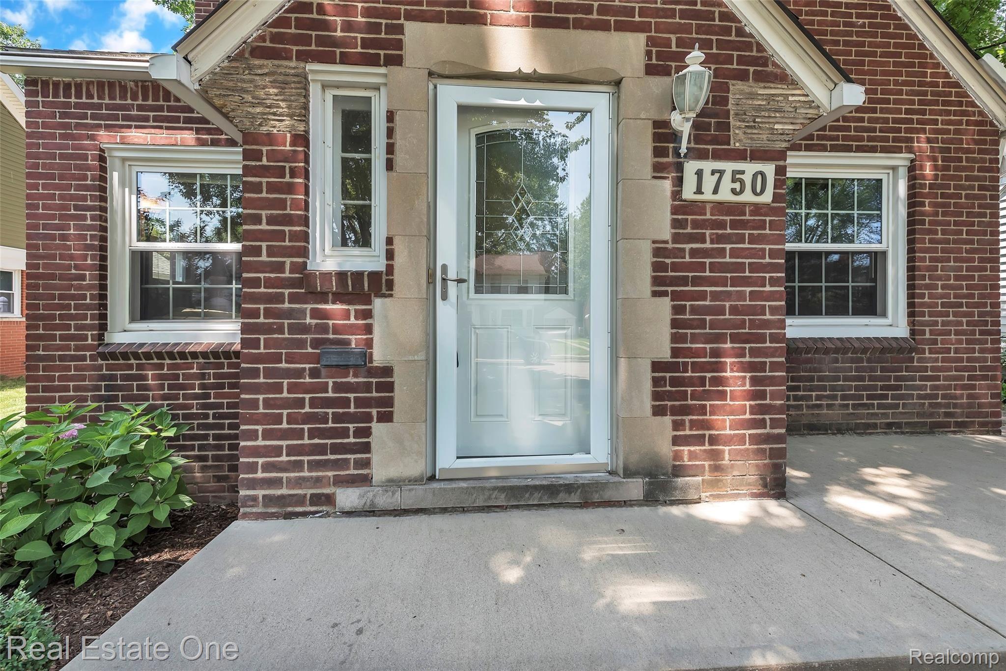 1750 Dorothea Road Berkley, MI 48072 - Photo 4 of 33 1750-Dorothea-Ave-Berkley-windowstill-5.jpg