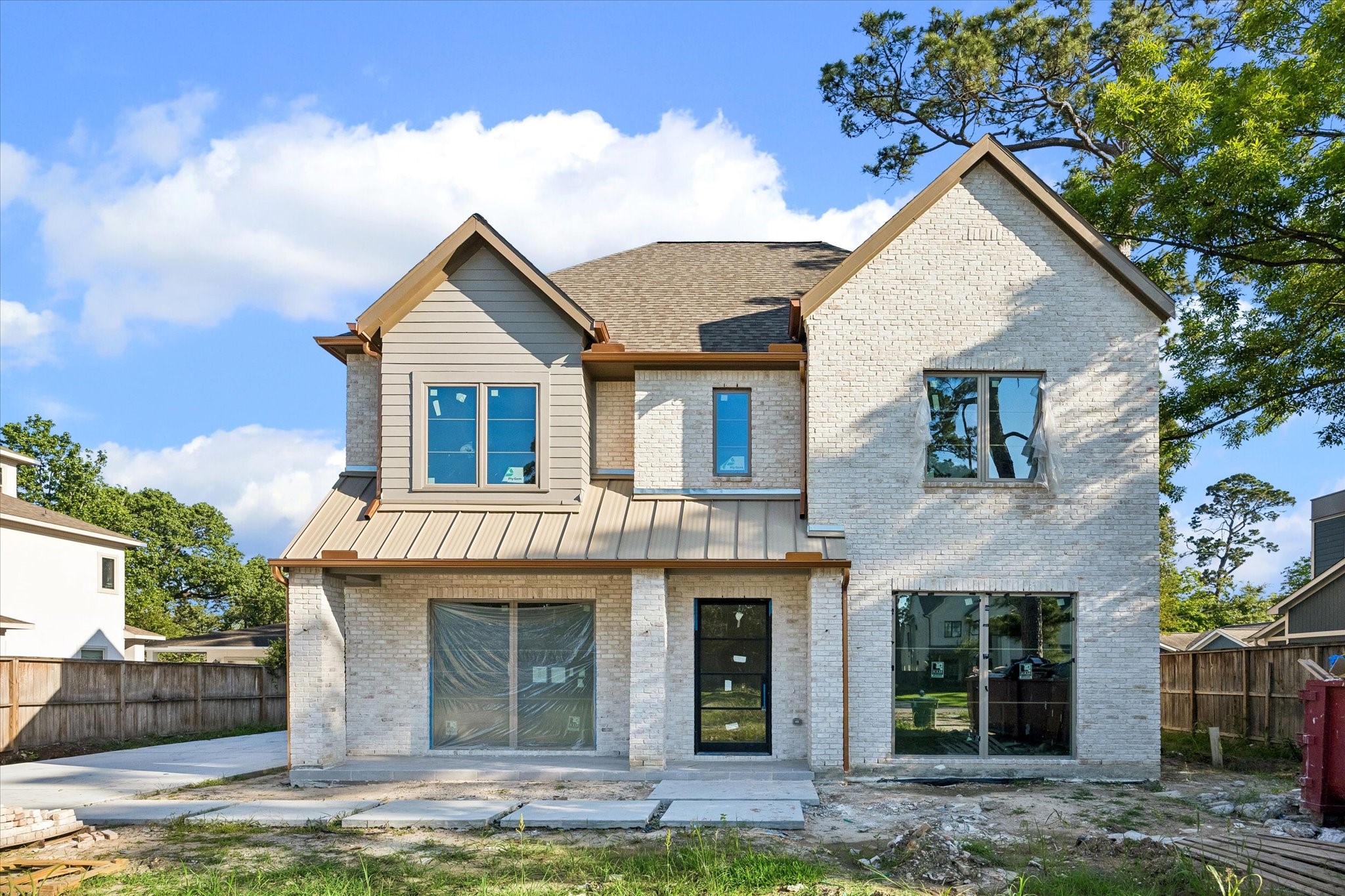 515 West 33rd Street Houston, TX 77018 - Photo 1 of 30 a front view of a house with garden