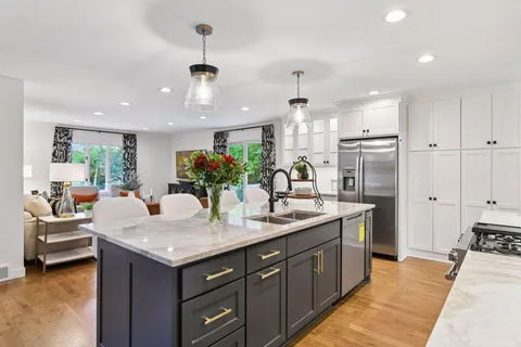 $900,000 | 3930 Cottage Lane, Minnetonka, MN 55305